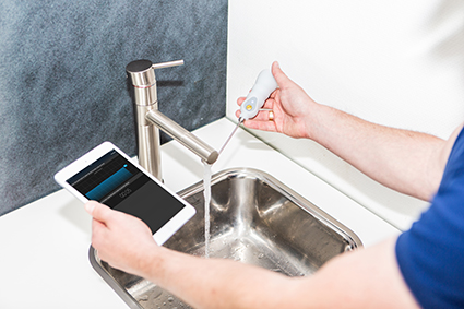 legionellaoverschrijdingen bij drukverlies in de drinkwaterinstallatie spoelmedewerker Legionella doet een Legionella meting met behulp van Digitaal Vastgoedbeheer, een digitaal Legionella logboek