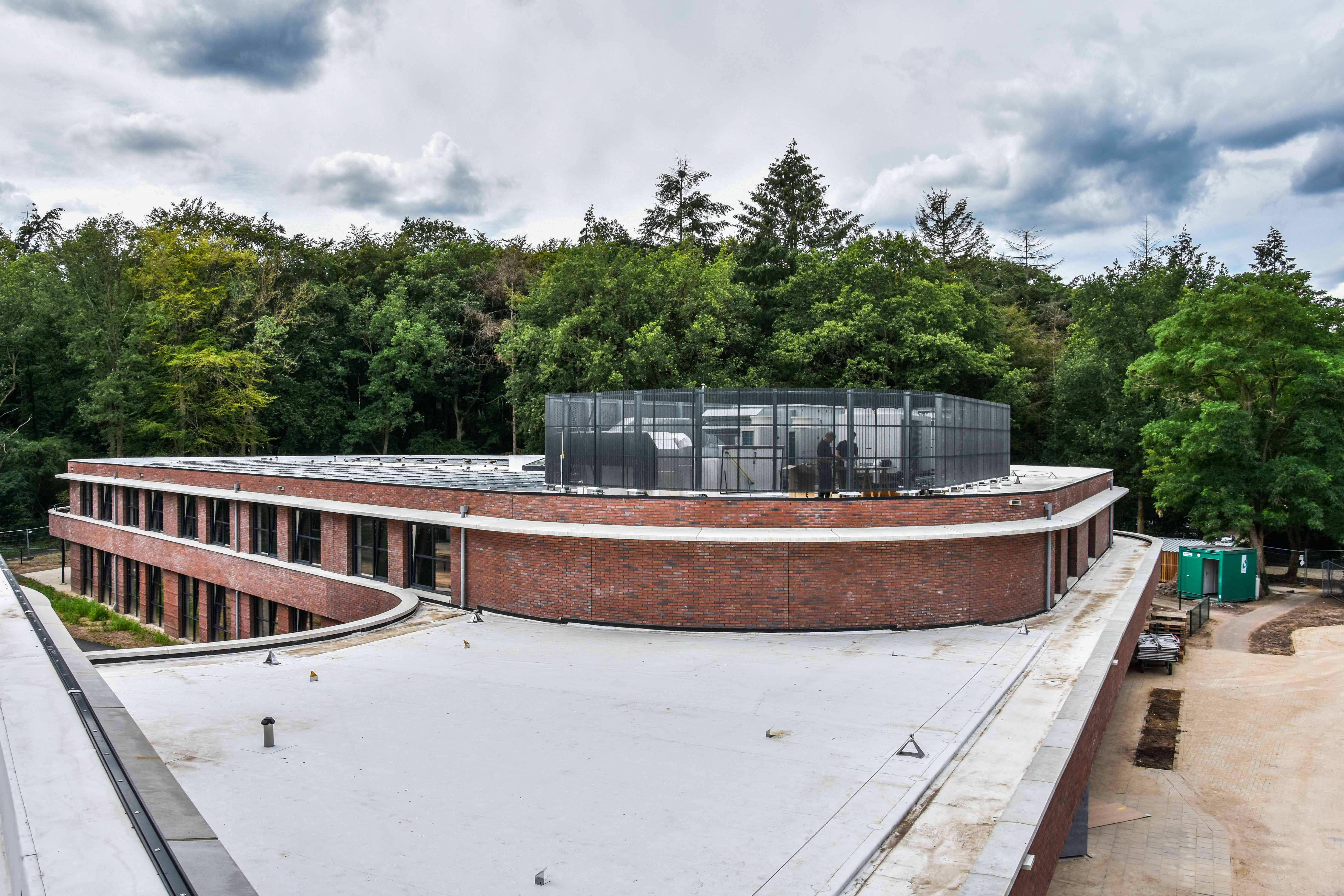 Technische installaties op het dak van een zorginstelling